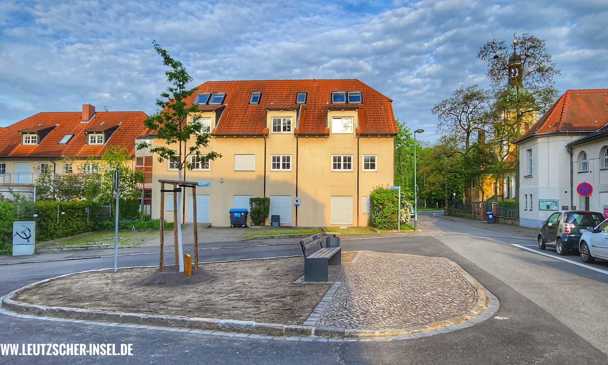 Die Fläche wurde paniert und Rasen ausgesät.